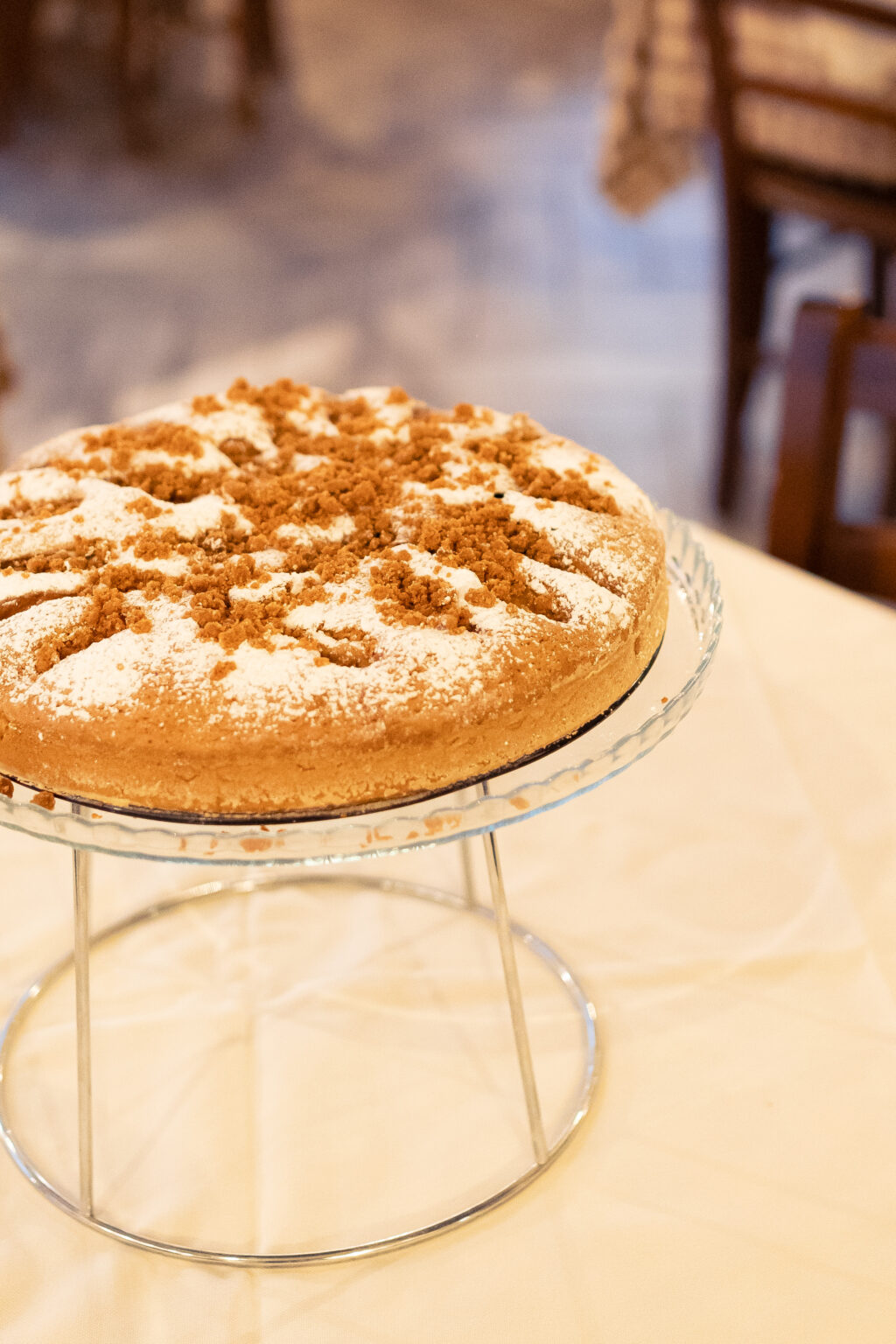 Torta della casa con crumble su alzatina