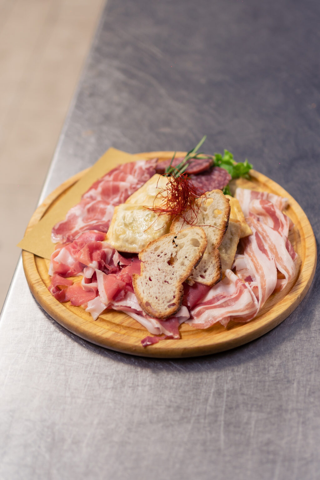 Tagliere di salumi misti con bruschette