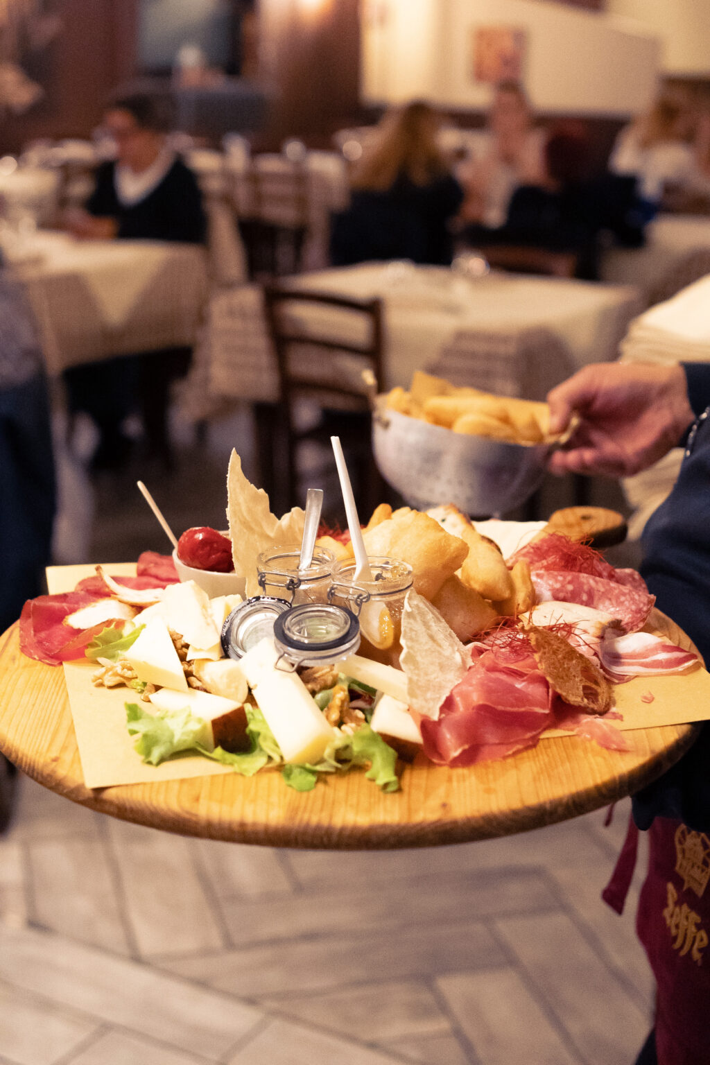 Tagliere di salumi e formaggi servito in sala