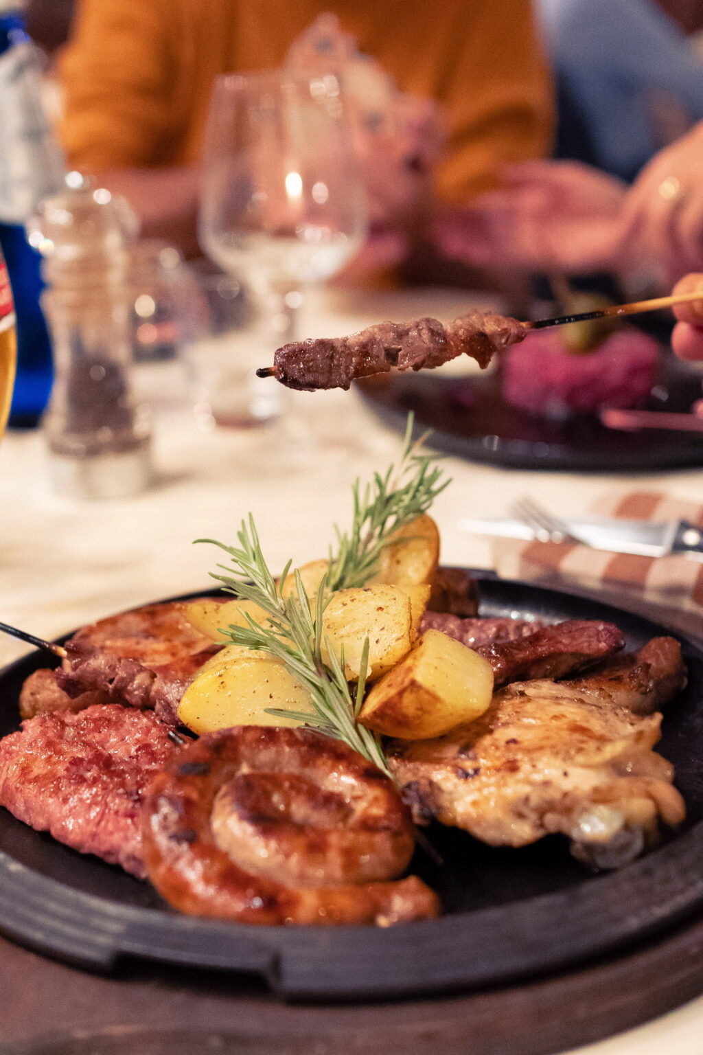 Grigliata mista con arrosticini, salsiccia e patate