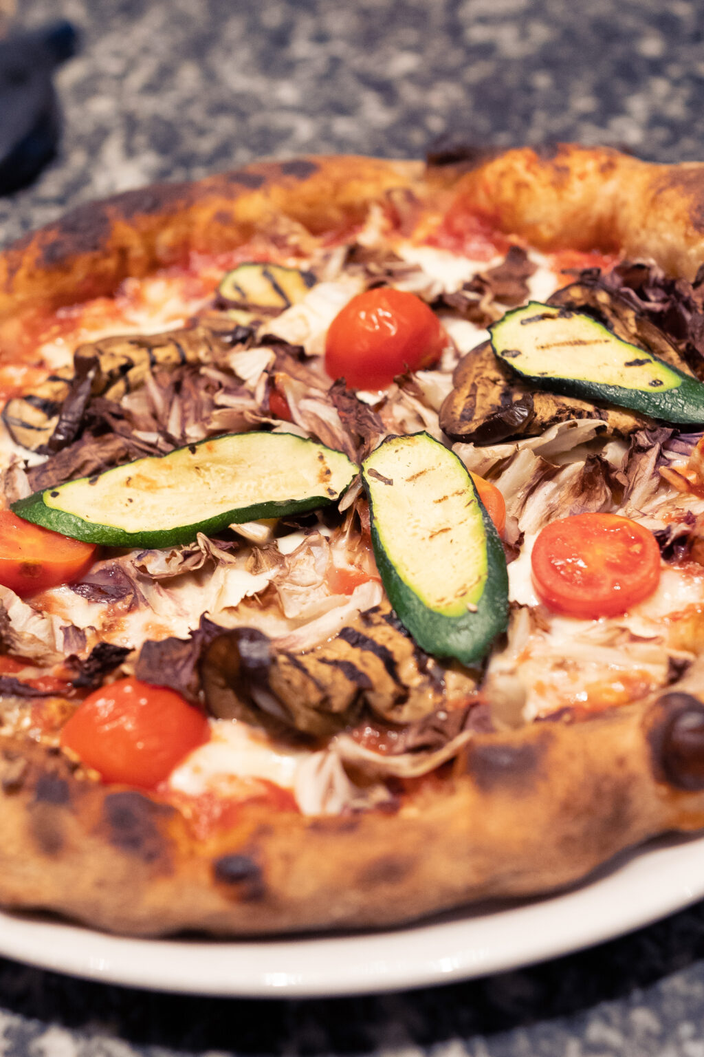 Pizza con verdure grigliate e pomodorini