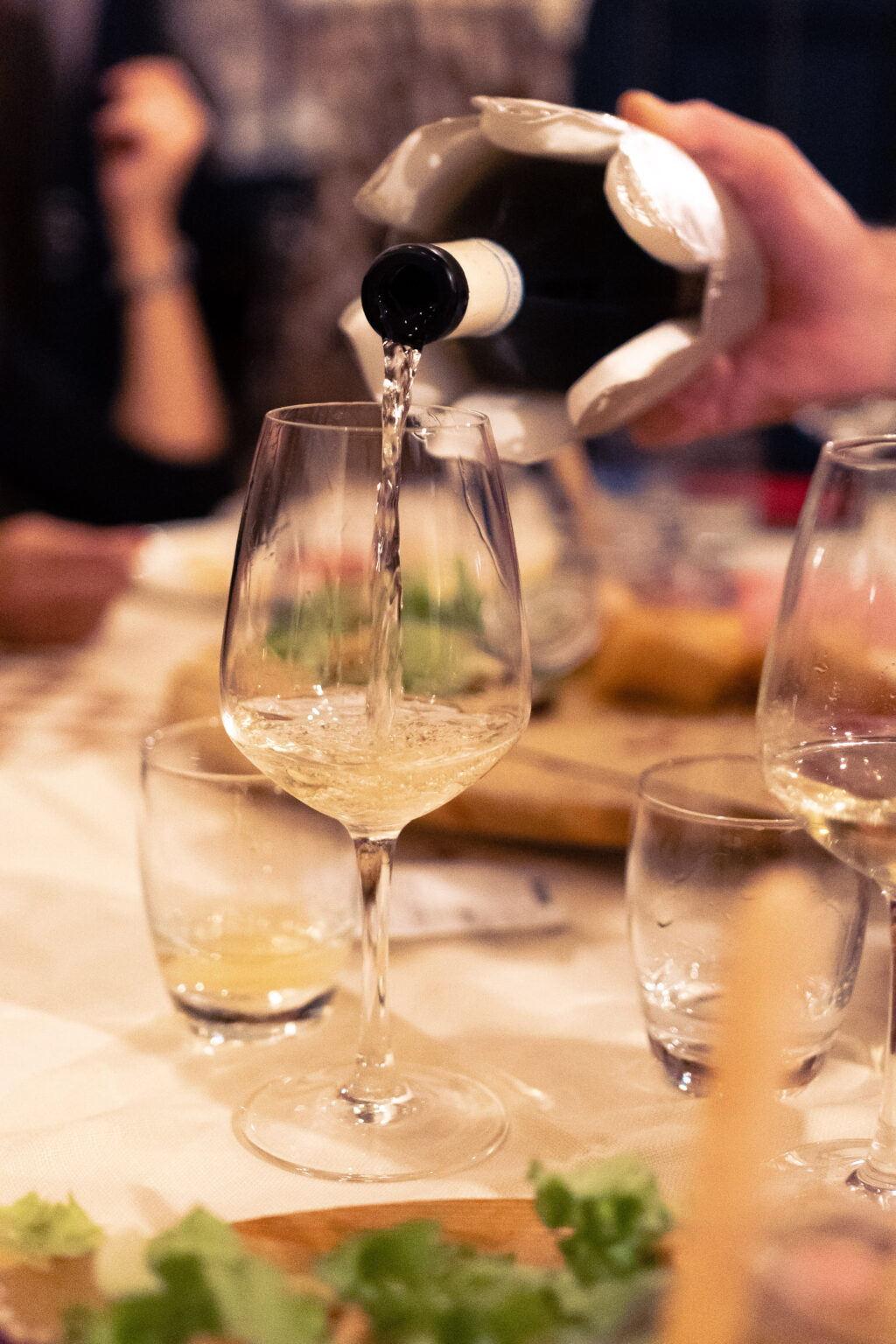 Vino bianco servito a tavola