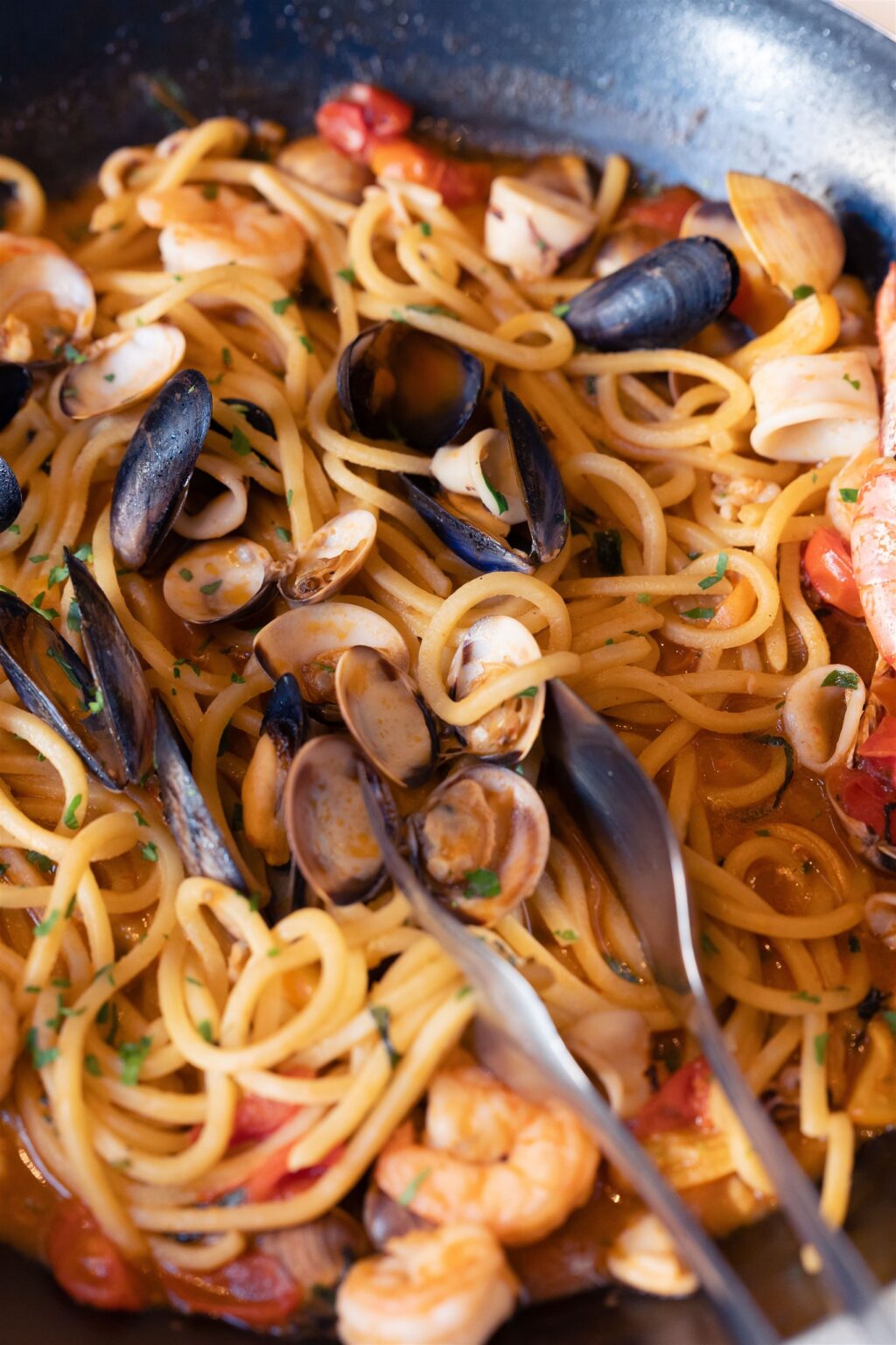 Spaghetti ai frutti di mare con cozze, vongole e gamberoni in padella