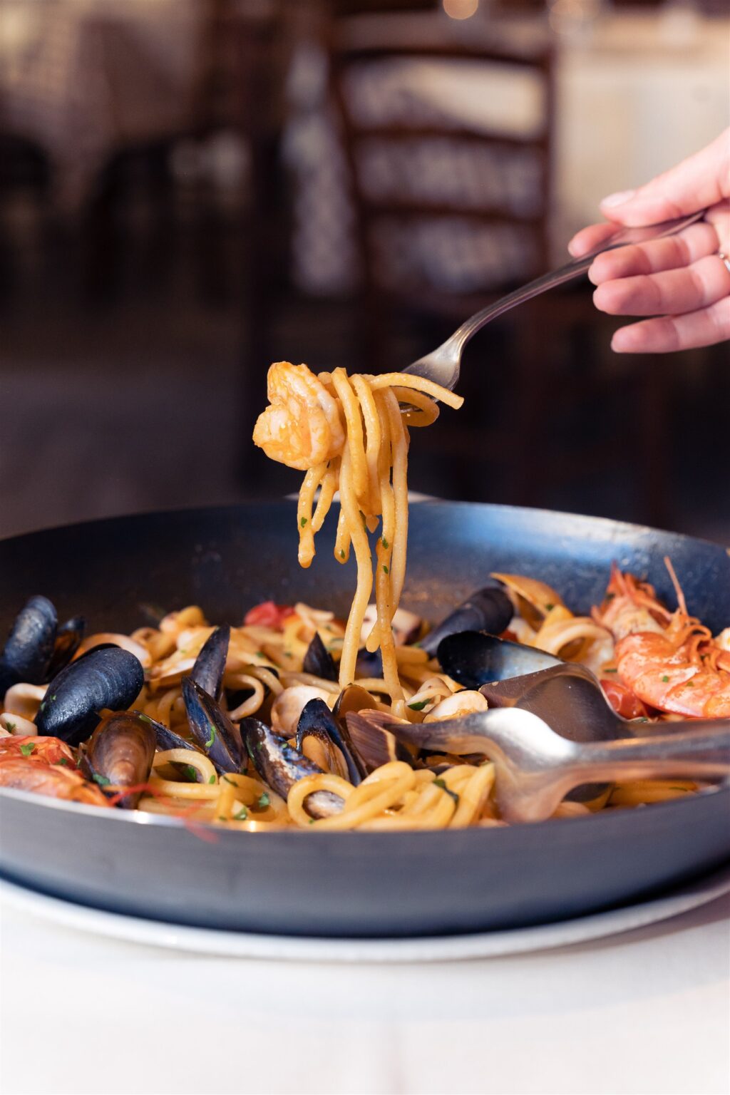 Spaghetti ai frutti di mare arrotolati sulla forchetta