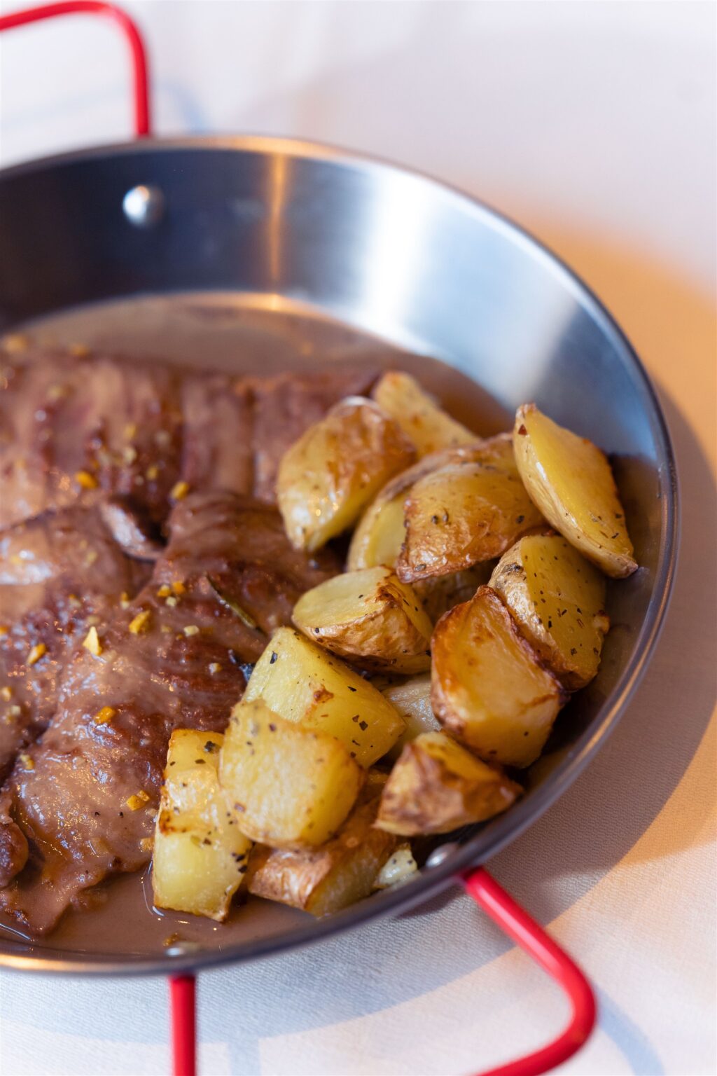 Carne in umido con patate al forno in padella
