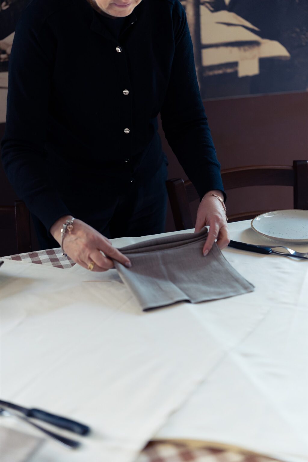 Preparazione dei tovaglioli piegati a ventaglio