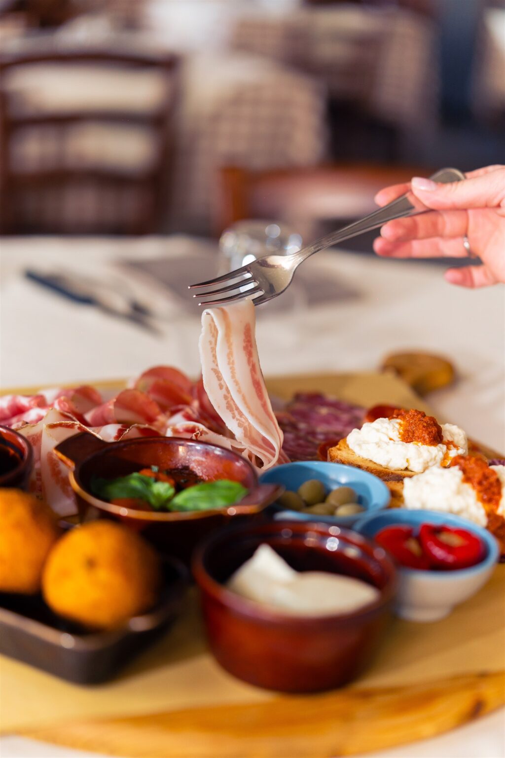 Tagliere misto di salumi, formaggi, arancini e bruschette