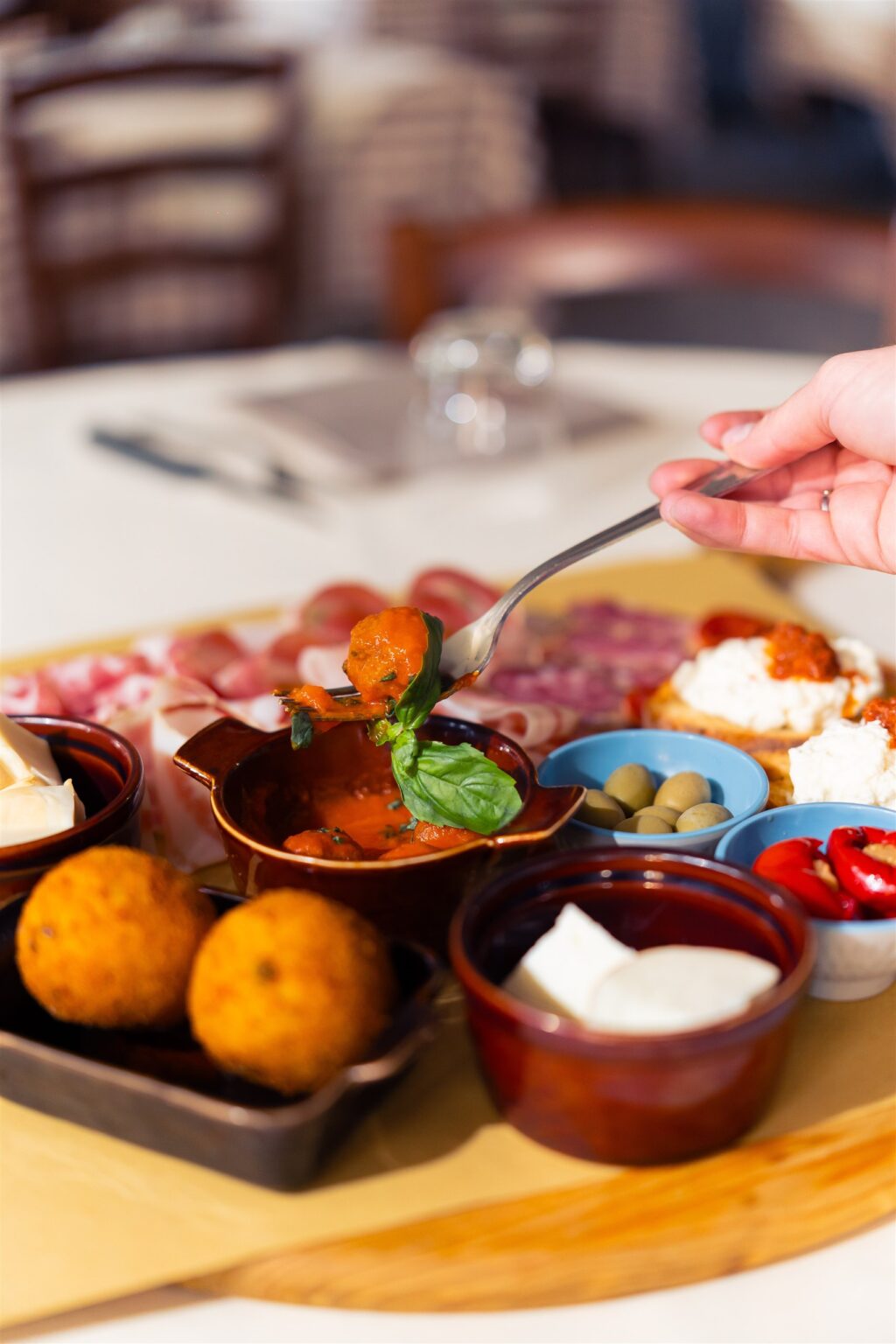 Arancini e assaggi del tagliere misto