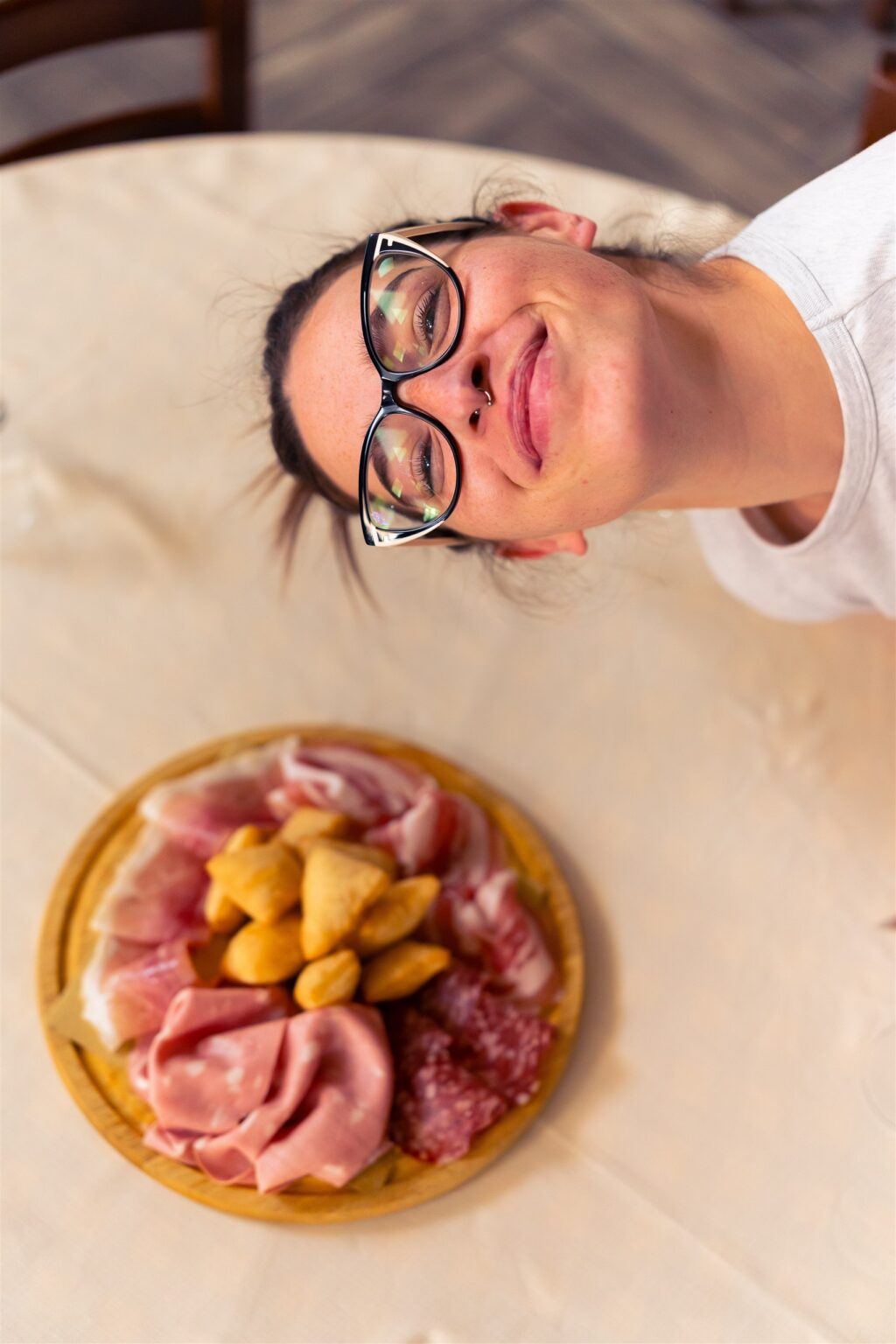 Lo chef con un tagliere di salumi e gnocco fritto
