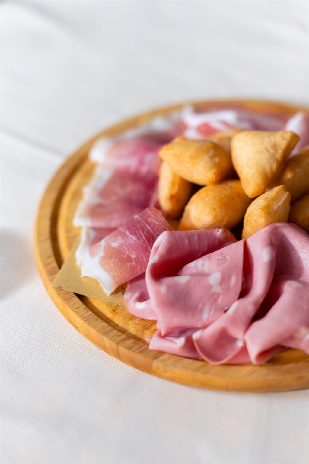 Tagliere di prosciutto, salumi e gnocco fritto