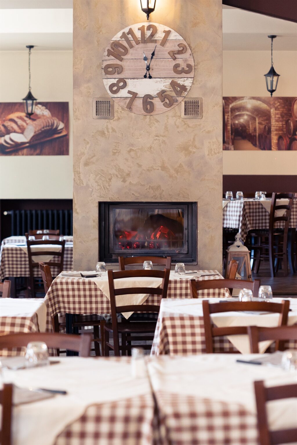 La sala con il camino e l'orologio