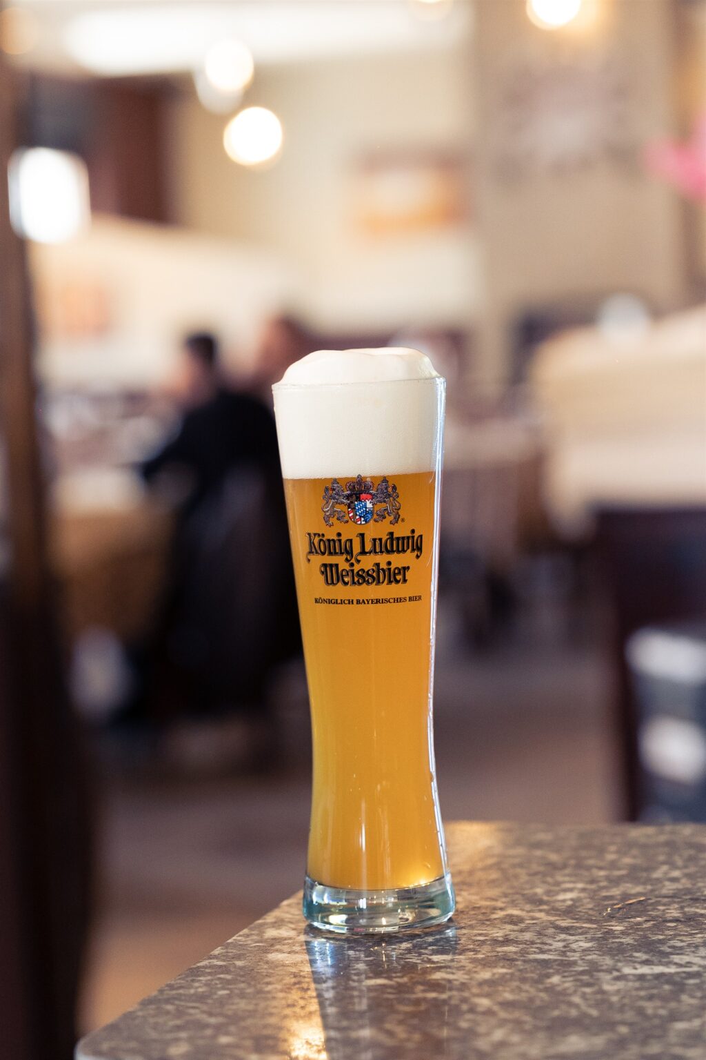 Bicchiere di birra weiss sul bancone