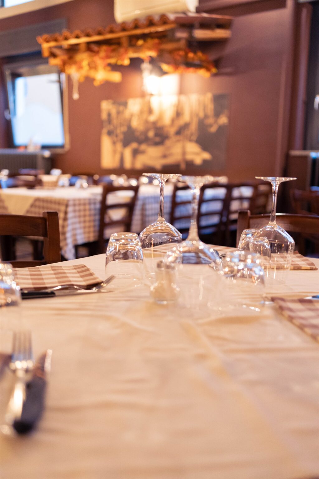Tavolo apparecchiato nella sala