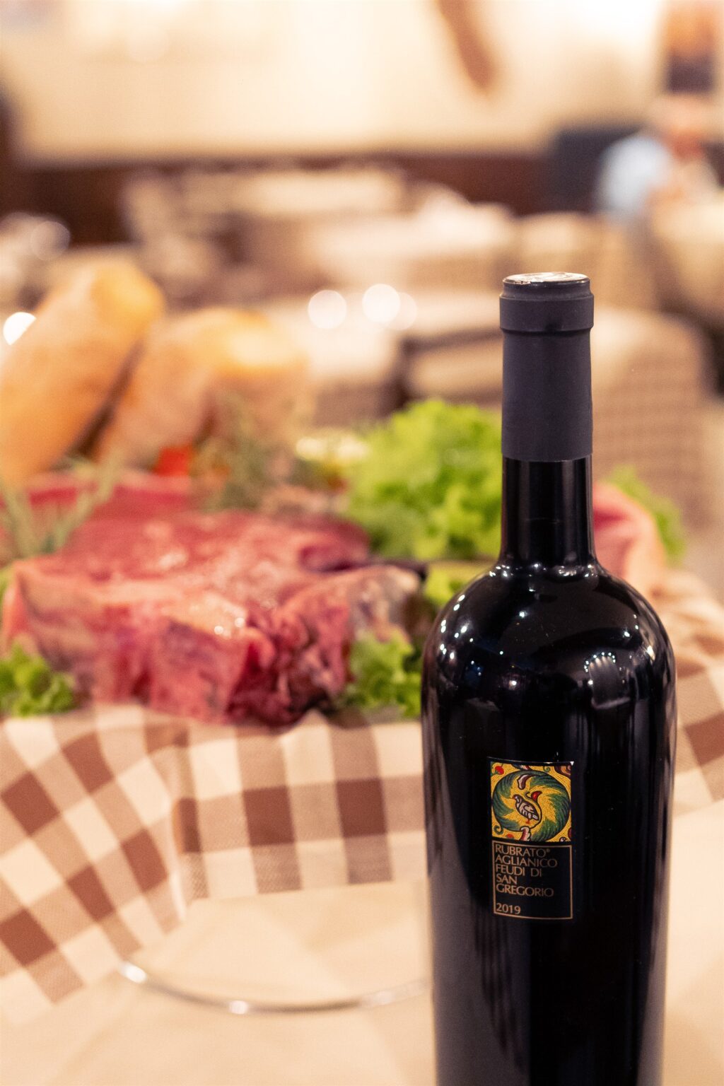 Bottiglia di vino rosso e tagli di carne