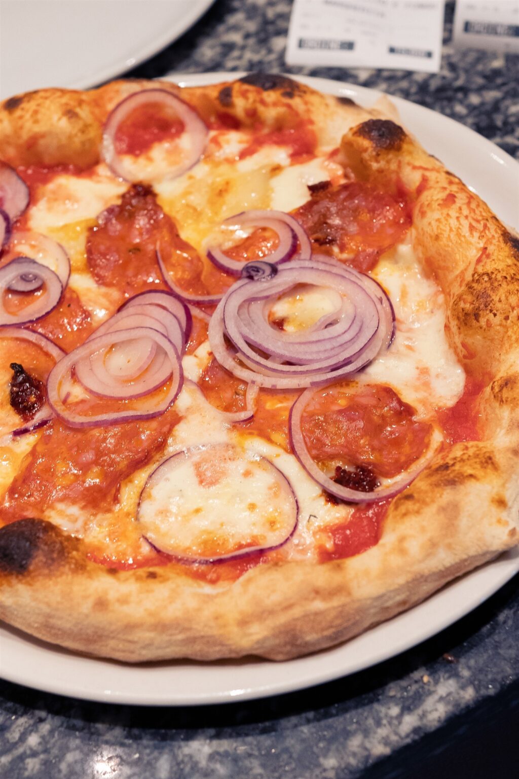 Pizza con salame e cipolla rossa