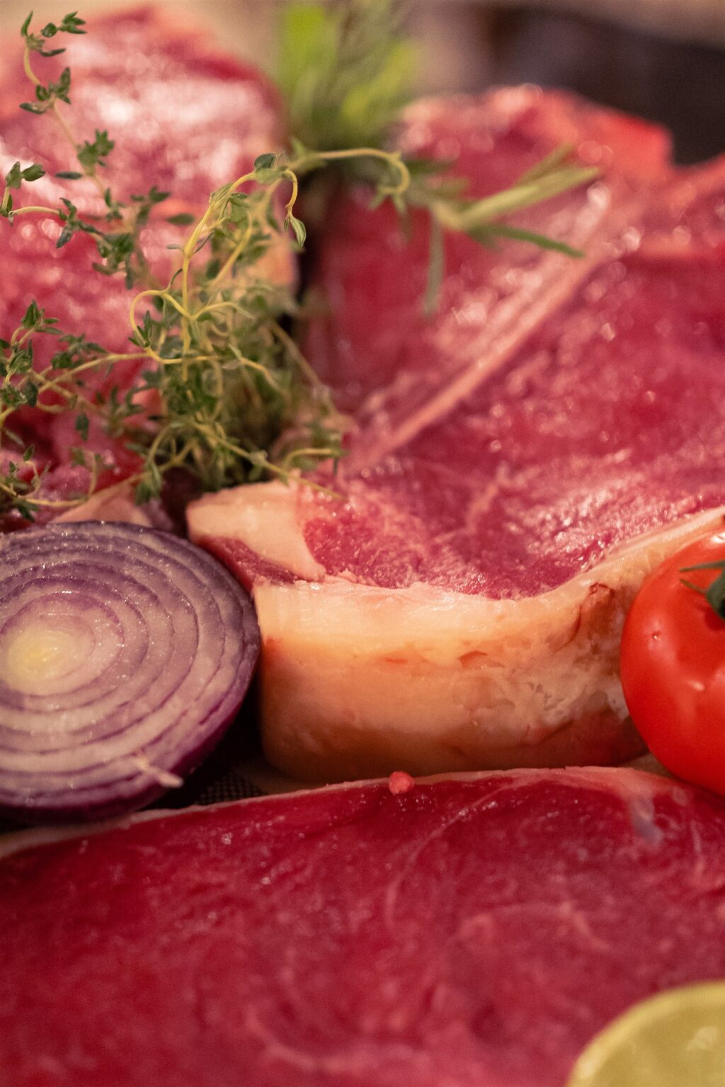 Tagli di carne cruda con erbe e cipolla rossa